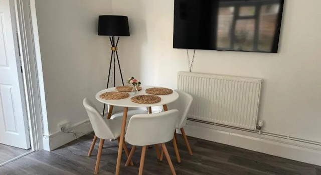 Ground Floor 2 Bed Holiday Flat, Забронировать Отель Отели Исторического графства Суссекса с парковкой, Парковка
