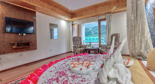 Люкс Grand Krisa Resort & SPA, Manali Experience Luxury With all Weather ACs in Every Room