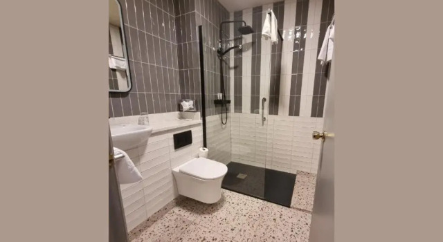 Четырёхместный номер Deluxe Allingham Arms Hotel