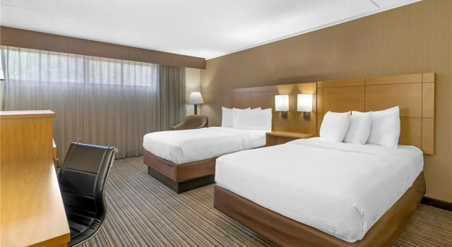 Четырёхместный номер Standard с частичным видом Best Western Royal Plaza Hotel and Trade Center