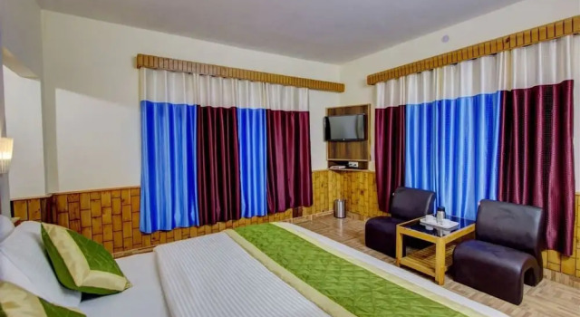 Четырёхместный семейный номер Standard с балконом Hotel Samiru Manali