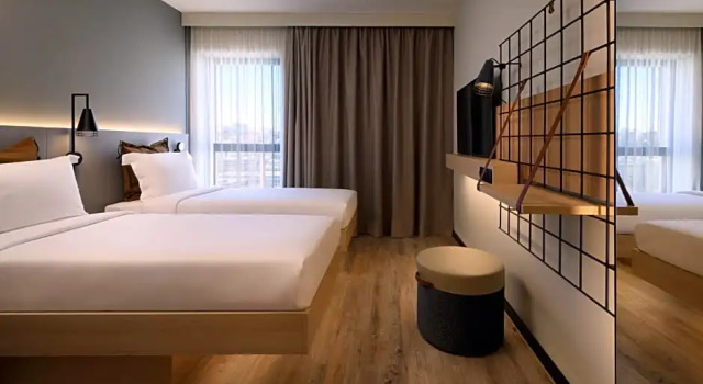 Номер Standard с видом на город Moxy Lisboa Oriente