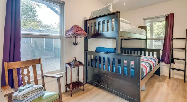 4 Mi to UT Austin: Bright & Modern Family Home