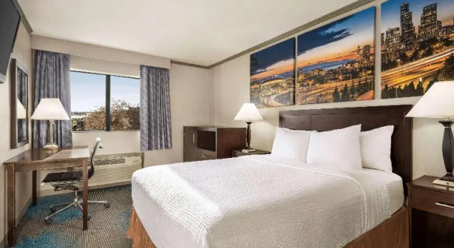 Двухместный номер Standard с балконом Baymont by Wyndham Monterey Park