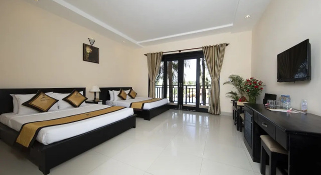 Четырёхместный номер Standard с балконом Hon Rom Central Beach Resort