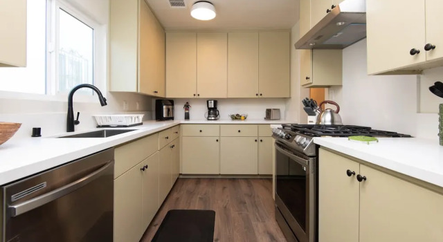 Stylish Apartment near Dodger St