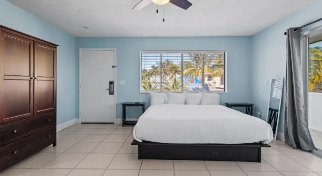 Студия Oceanfront Inn Room #19- Ocean View Balcony King Bed
