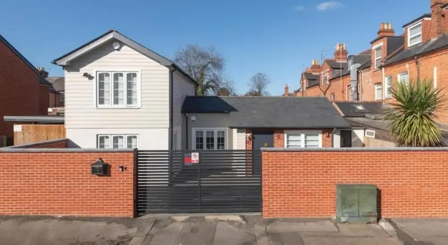 2-bed House in Reading-near Town-sleeps 4, Varaa Lomakoti Mökit kohteessa Merseyside, Mökki