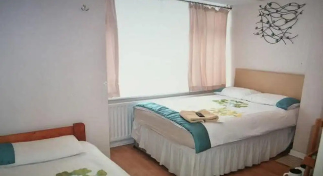 Tiny Single shared bathroom Room ssbyr, Забронировать Гостевой дом Отели Middlesex с парковкой, Парковка