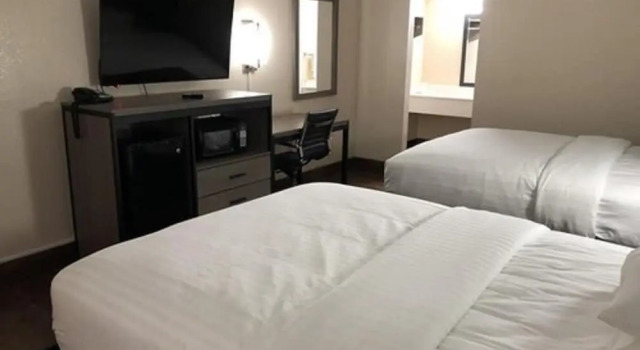 Четырёхместный номер Comfort Travelers Inn and Suites Wharton