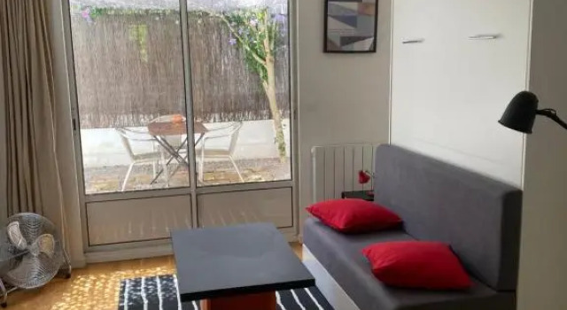 Grand studio de 38m2 et cour indépendante de 25m2 dont wifi et Netflix