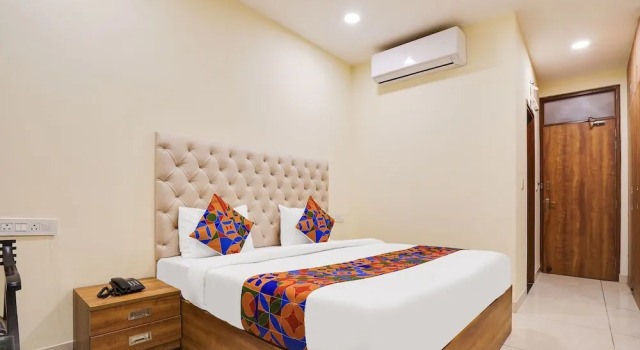 Номер Deluxe FabHotel Prime Royals Orchard