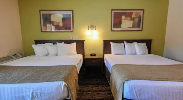 Четырёхместный номер Standard с балконом Sunset Bay Resort & Suites