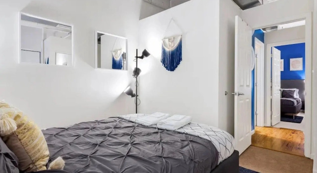 Коттедж Loft Living in the Trendy Warehouse District