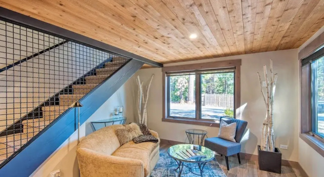 Walk to Dock & Tahoe City: Modern Lakeside Cabin, Забронировать Отель Тахо-Сити Норт-Лейк-Тахо, рядом с Парк Commons Beach
