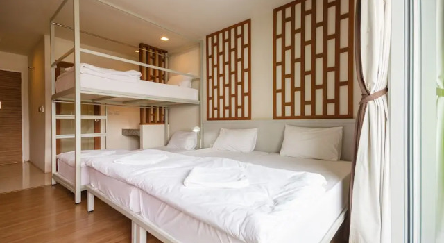 Четырёхместный семейный номер Standard с балконом Siamaze Hostel