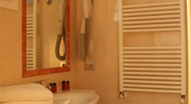 Трёхместный семейный номер Standard с балконом Hotel Antares