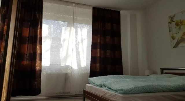 Helle Ferienwohnung an der Rheinpromenade 50 qm, Забронировать Отель Ruhrort Дуйсбург, рядом с Галерея "Куштрассе"