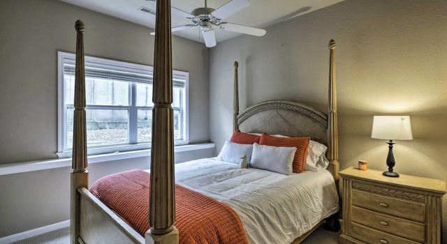 Pool Access + Private Deck: Lake Ozark Retreat, Prenota Appartamento Hotel a Missouri con parcheggio, Parcheggio