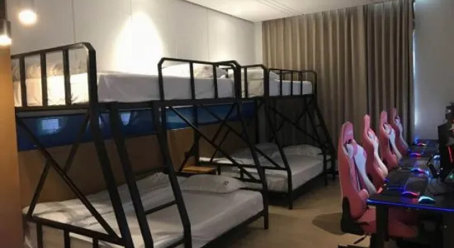 Кровать в общем номере Nai E-sports Hotel (Beihai Beibu Gulf Plaza Walmart Plaza)