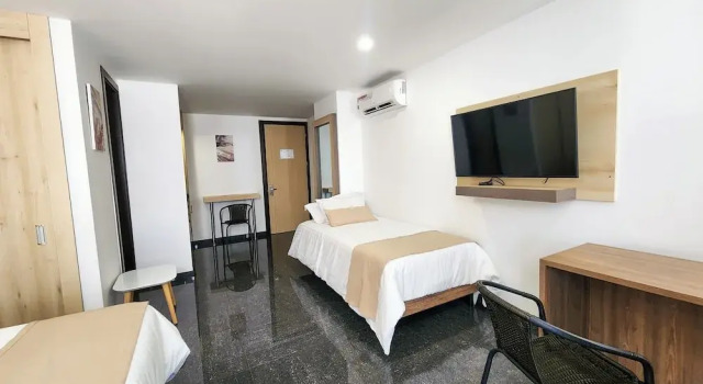 Standard- tredobbelt værelse med altan BE Suites Hotel Cali
