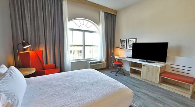 Номер Mobility/Hearing Accessible with Roll In Shower Hilton Garden Inn Savannah Historic District