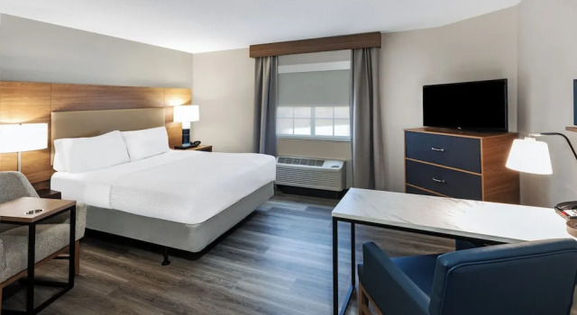 Люкс Candlewood Suites - Topeka West by IHG