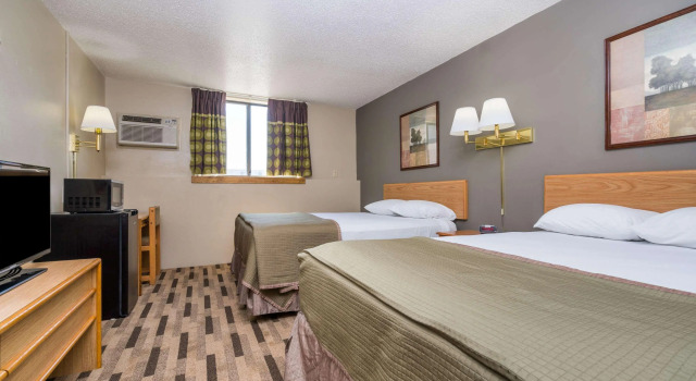 Super 8 by Wyndham Fargo/I-29/West Acres Mall