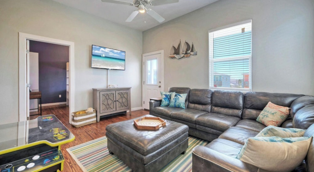 Sleeps 24, 2 Homes Pool, Backyard Tiki Bar, Fire Pit, Cornhole Walk to Beach, Забронировать Дом для отпуска Коттеджи Порт-Аранзас, Коттедж