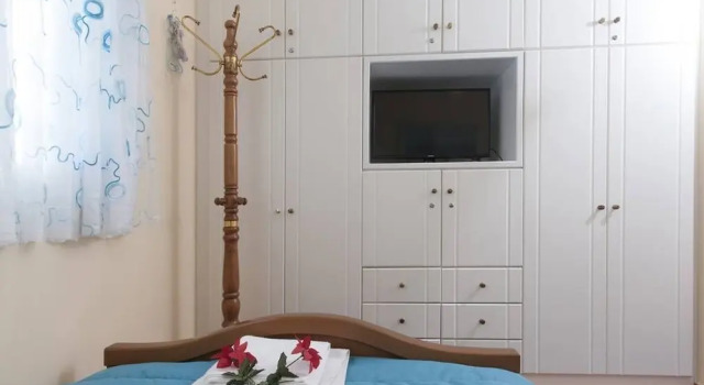 Greenhouse in the city and close to the beach, Забронировать Отель Отели периферийной единицы Мессения 3 звезды, 3*
