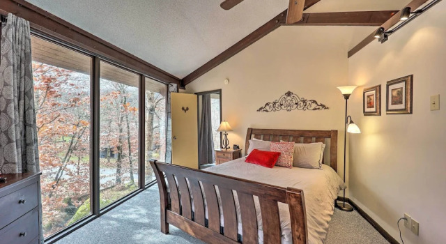 'skiway Chalet' Home w/ Hot Tub in Beech Mountain!, Забронировать Шале Отели Бича Маунтин 3 звезды, 3*