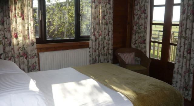 Cosy Pine Lodge With far Reaching Country Views and Large sun Deck, Buchen Sie Hotel Snargate Kent