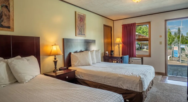 Четырёхместный номер Standard с красивым видом из окна Lake N Pines Motel