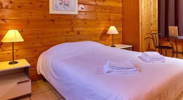 Comfortable Cottage With a Fireplace Nearby a Forest, Book Vacation Home Hotels in Burgundy with a Pool, Swimming Pool