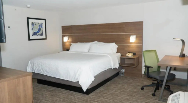 Люкс Holiday Inn Express Hotel & Suites Madison by IHG