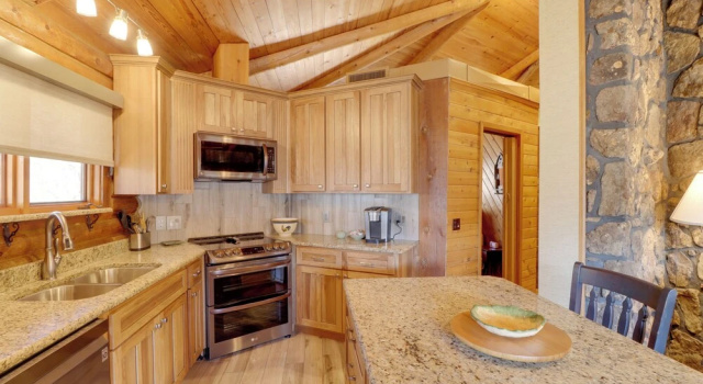 Коттедж с 4 комнатами Family-friendly Riverfront Manor on the Little Red