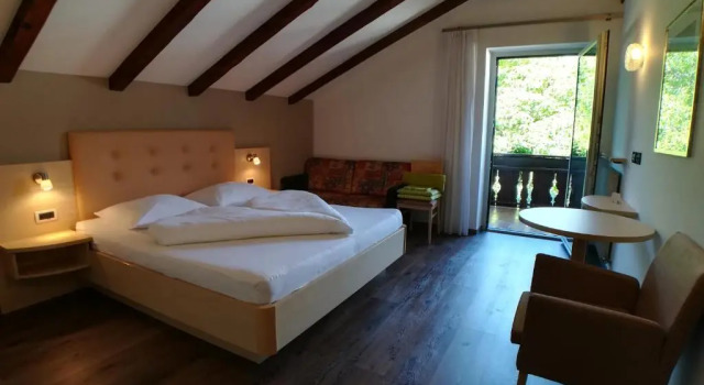 Двухместный номер Standard с балконом Hotel Garni Sirmian