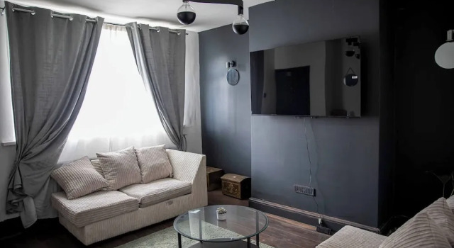 Коттедж Home in Manchester Near Etihad Stadium - Parking