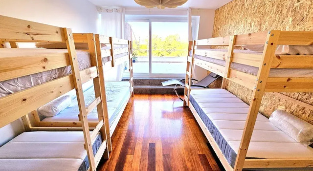 Кровать в общем номере Peers Guest House