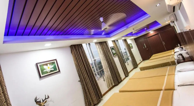 Кровать в общем номере Rajmahal Inn