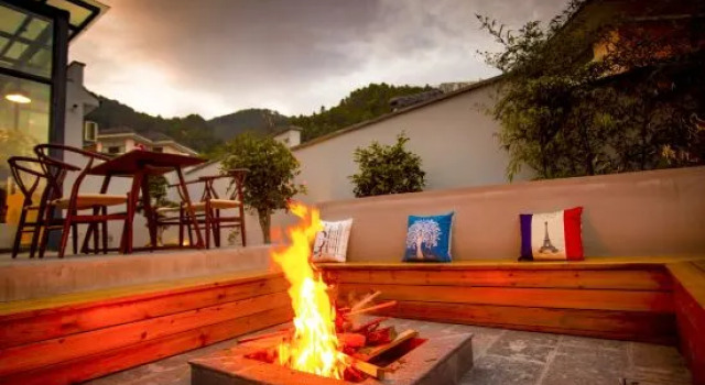 Yunqi Courtyard Hot Spring Inn, Buchen Sie Hotel Hotels in Yunnan mit Parkplatz, Parkplätze