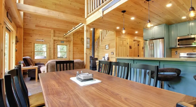 Londonderry Chalet w/ Deck, Fire Pit & Views!, 预订 小木屋 伦敦德里 佛蒙特州