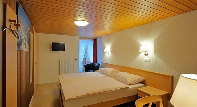 Standard huone parvekkeella Hotel Rössli