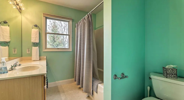 Апартаменты с 3 комнатами с балконом Bright Manistee Condo w/ Beach + Pool Access!