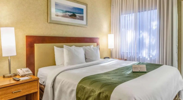 Четырёхместный люкс с видом на воду Quality Suites Downtown San Luis Obispo