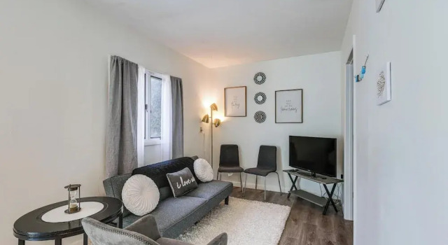 Коттедж 3 Mi to Belmont Stakes! Pet-friendly Home w/ Patio