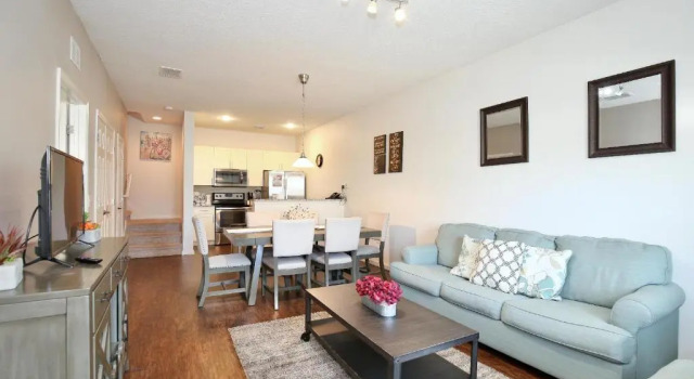 3 Bedroom townhouse in gated community with gym and pool 10 min to Disney