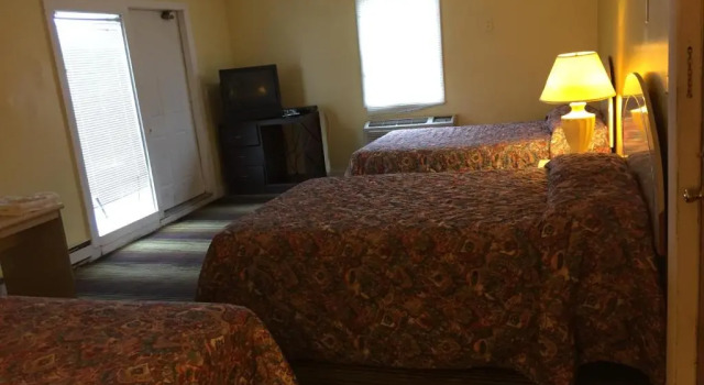 Четырёхместный номер Standard с балконом La Fontana Motel