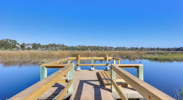 Коттедж Waterfront Oak Island Home w/ Dock