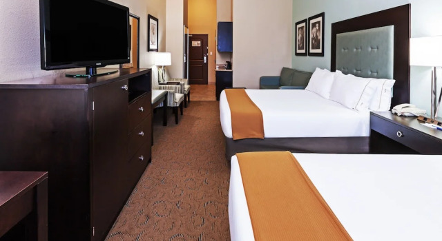 Четырёхместный номер Standard Holiday Inn Express Hotel & Suites Victoria by IHG